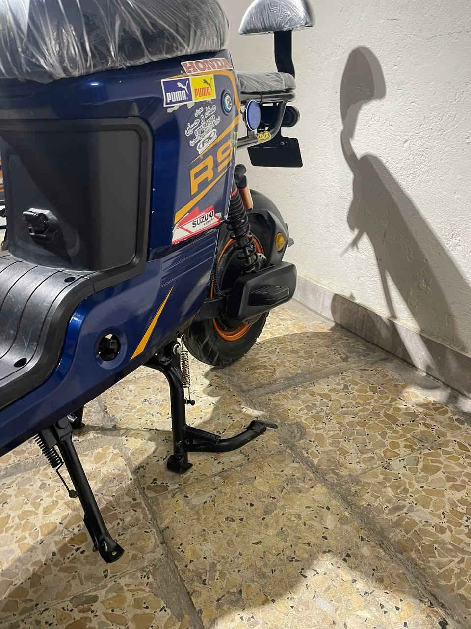 السلام عليكم دراجه R9
اشارة يمنة يسرة + دبل اشارة
هورن
لد عالي ناصي
بيهة 3سرعات 
بطاريات 5 + ملف2000حقيقي
الدراجه طياره من تمشي  ما شاء الله
شاشة ايباد ذكية تحدد العطل بالشاشة
تايرات جوبلس تايرات جدد
بريكات دهن عنبار البريك بالمكان بيهة تشغيل بصمة عن بعد 
الدراجه كلش نضيفه
ستان زوج فرد 
 سرعه70حقيقي 
السعر450بيه مجال قليل مكان بغداد السياحي شركه الصفاء الادويه ***********
