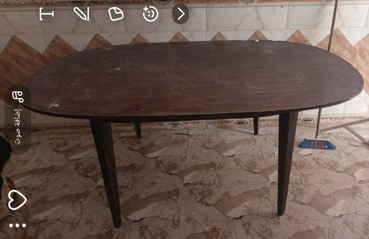 ميز طعام خشب كلش جبير وثقيل السعر 30 الف.. *********** واتس اب

