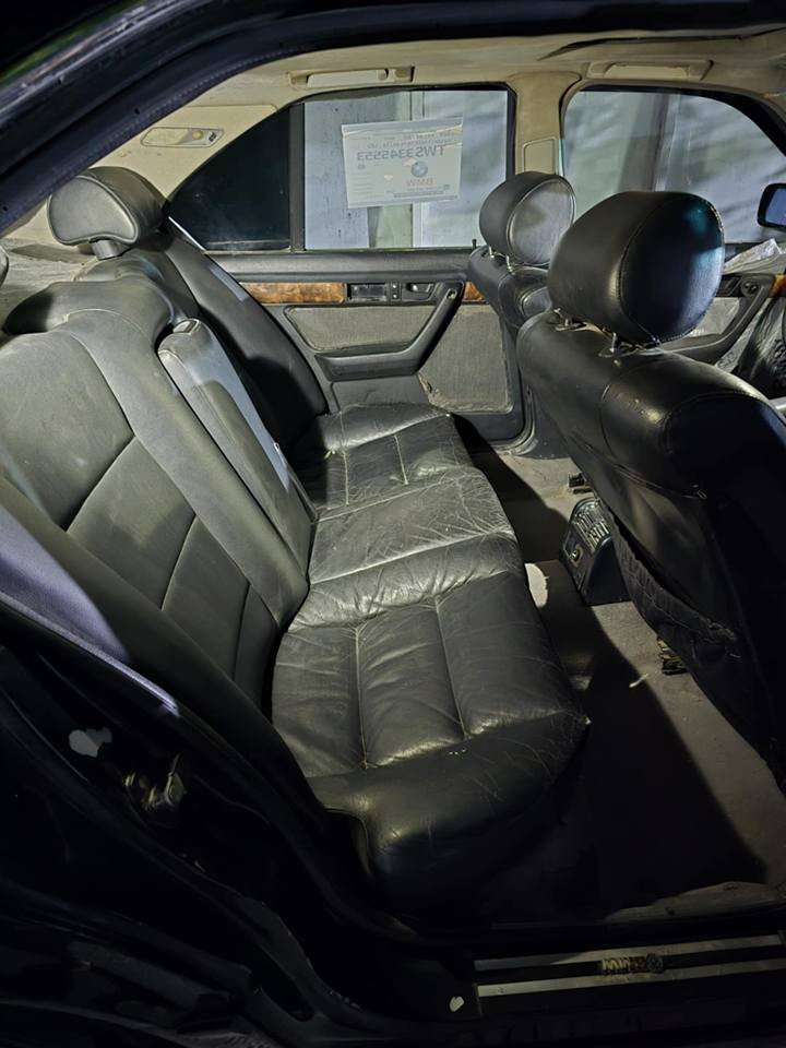 بي ام 530 V8  كير اوتو موديل 1992 رقم بغداد الإنكليزي لون أسود غير محدد سنوية ل28 
فتحة سقف بيها عطل  
 كمبريسر ياباني 
الصدر 60% 
تايرات 60% 
باتري جديد 
كشتات كهرباء 
بيها منظومة غاز 
السيارة يراده كم شغلة ( ترتيبات )
السيارة بيها ضربة خفيفة  بالجاملغ الأمامي الأيمن 
السعر 50 وبيها مجال 
*********** بغداد, العراق
