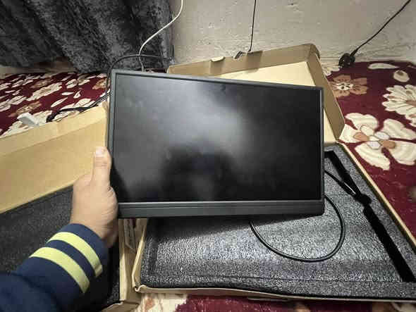 شاشه حجم 15,انج شحن 
تعمل بطاقة 12 فولت 
منفذ رام فلاش جدي ستلايت يشتغل 
منفذ hd 
تدعم البث الرقمي الأرضي t2
السعر80 
المكان ديوانيه ***********
