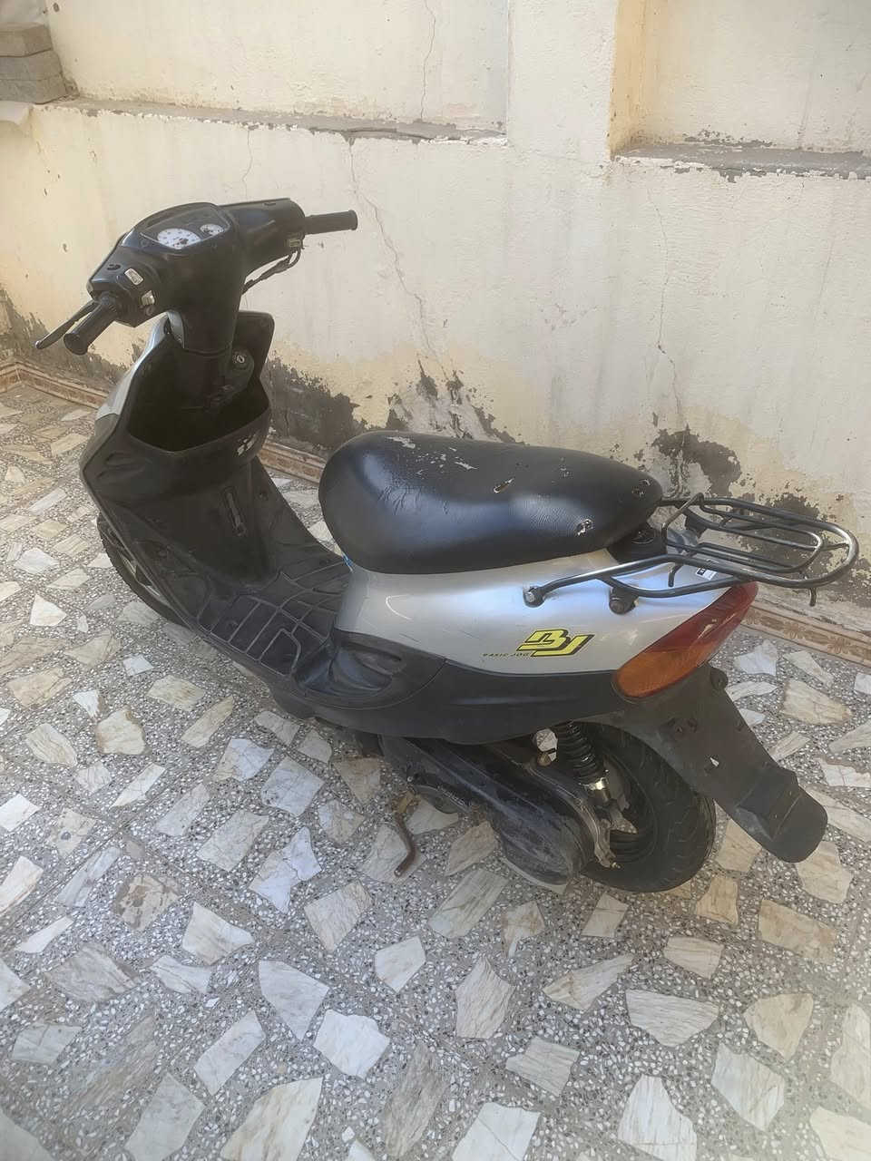 دراجة بيجي نضيفةلبيع كامله من كلشي بس مكينه مفتوحه
سعر دراجه ب٣٢٥ بيه مجال
رقم موبايل***********
