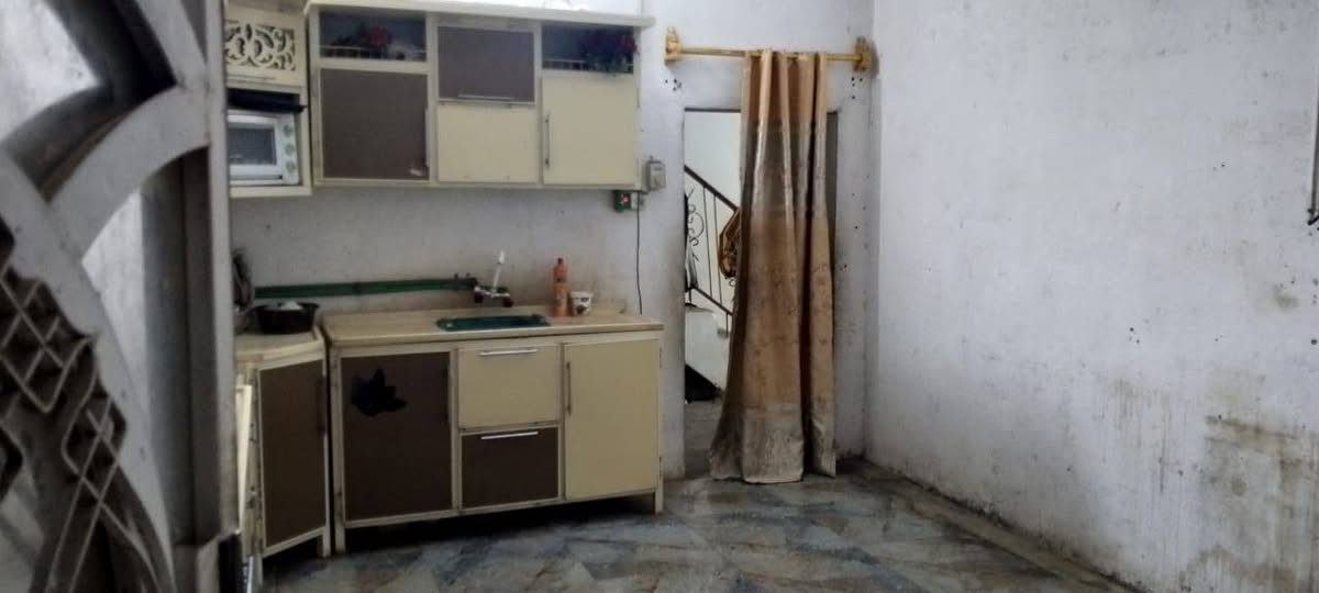 سلام عليكم بيت لبيع بل صخين مقبيل طاقه يم المدرسه ذات العلم مساحته ٤٢٥ متر الباء ٢٠٠ بيت مرتب غرفتين وصاله ومطبخ دوانيه وحمامات بيت كدامكم شراي يتصل *********** سعره مناسب جدان
