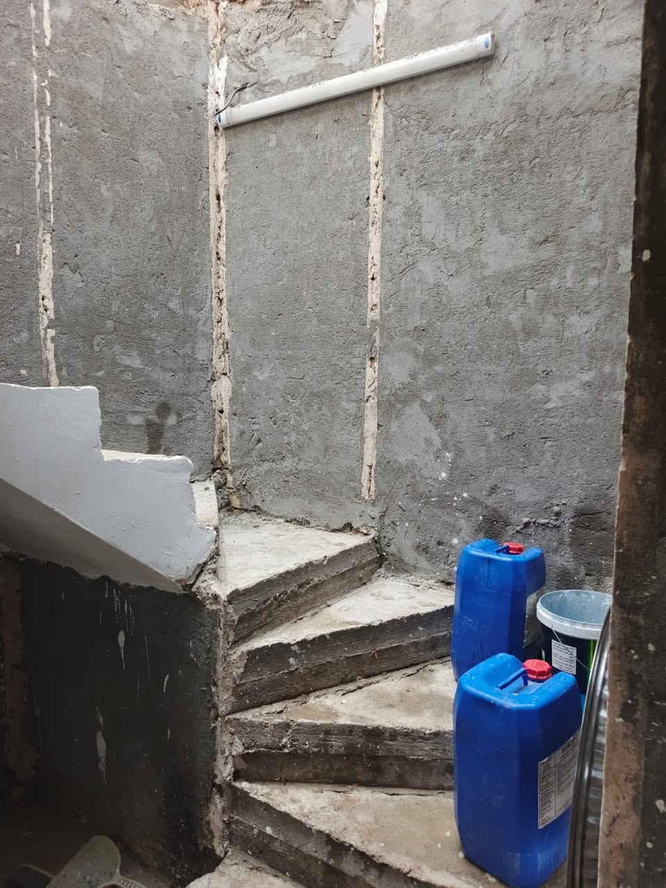 سلام عليكم بيت للبيع مساحته ٩٠ مربع يحتوي عل ستقبال 4في 4 غرفه 4في 4 وصاله مال درج هيه مطبخ مشترك محتاج بس ارضي البيت شغل درجه اولى رفت بناء طابوك يبعد عن شارع دقيقتين نزله مال طرشي بهلول شراي يتفضل يتصل ***********
