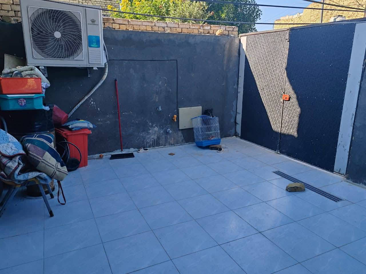 السلام عليكم ورحمه الله بيت بحي صحفيين نزله الجامع مساحه 200 متر وبي وصل تطويب
البيت جديد طابوك صب كونكريت بناء درجه اولى قريب عل شارع العام متكون من غرفتين وصاله واسعه  ومطبخ واسع وصحيات داخليه وخارجيه واستقبال وكراج للتواصل ***********.
