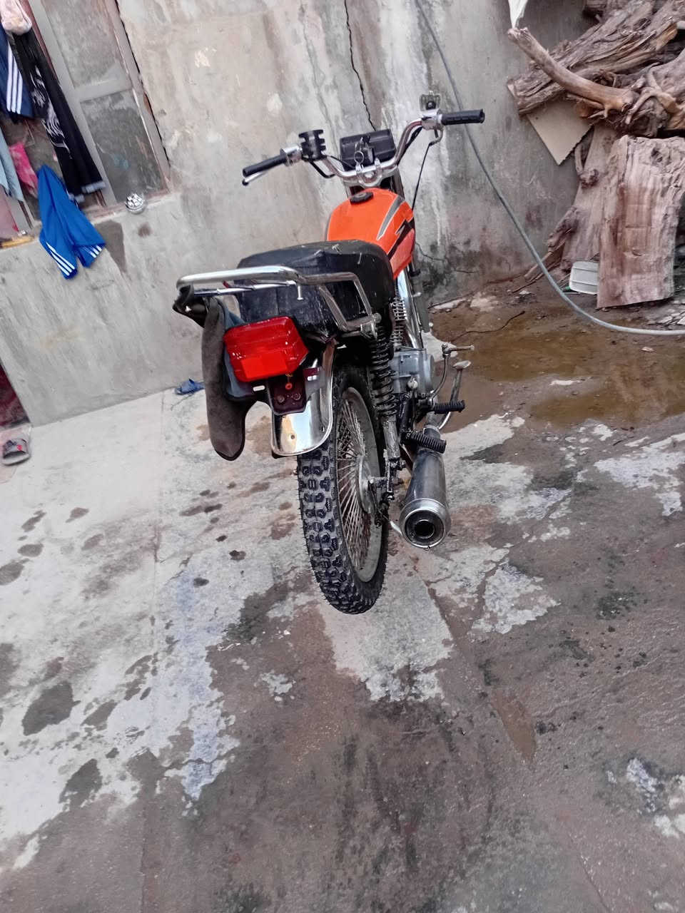 سلام عليكم شباب دراجه كلك للبيع مكاني نجف شارع مطار قرب قريه الغدير عامود ٣٢١ دراجه عوزه ترتيب سعر ٢٧٥ وبيه مجال اتصال ***********
