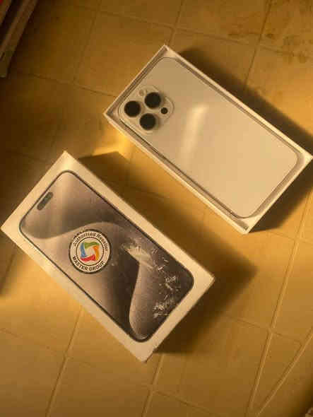 اسلام عليكم ايفون 15برو ماكس لون ابيض مميز ضمان ماستر كامل ملحقات نضافه 100/100 بطاريه 98 السعر 1125وبيه مجال شي بسيط مكاني بغداد يم سيطره الشعب ***********
