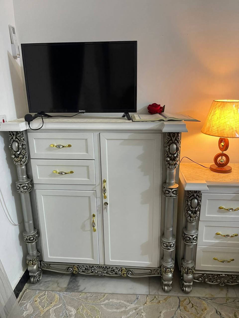 السعر  ٤ ملايين 

موديل اساور✅

غرفة ٦ ابواب طابقين ملحق 

تتكون من ١٠ قطع 

داخل صاج طبيعي 

الوجه انديف  6ملم 

الداخل صاج طبيعي 4ملم 

كل الغرفة الهيكل خشب زان 

لف الابواب والمجرات خشب زان

كل الغرفة دنگ خشب زان لوكنز 

القاعدة بلوك صاج 

الظهر چرچوبة داخلية شد براغي 

السرير رگم لوح خشب چام ٦ 

 وطابورية 

ارتفاع الكنتور ٢٨٠سم

عرض الكنتور ٣٦٥سم

عرض زاوية الملابس ١٢٢سم

يعني الكنتور وزاوية الملابس ضلع كامل ٤٧٥سم
علما ان سعر الشراء السابق 5 ملاين مستخدمه 6 اشهر 
العنوان الراشدية مقابل المرور 
لتواصل عبره الرقم ***********
