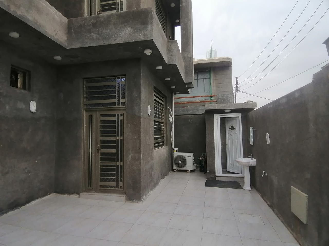 دار ٢٠٠ م على الشارع العام تجــــــاري حي العسكري ١٦ مقابل جامع ال عمـــــــــــــــــران  طابقين  يحتوي على 
[ استقبال ومطبــــخ وصالة عدد ٢ قياس ٩×٤ وغرف نوم عدد ٤ وصحـــــــــيات عدد ٣ ومنــــــــــــــــــاور عدد ٢] 
السعر ٣٣٠ مليون مع المجال رقم الهاتف ***********
