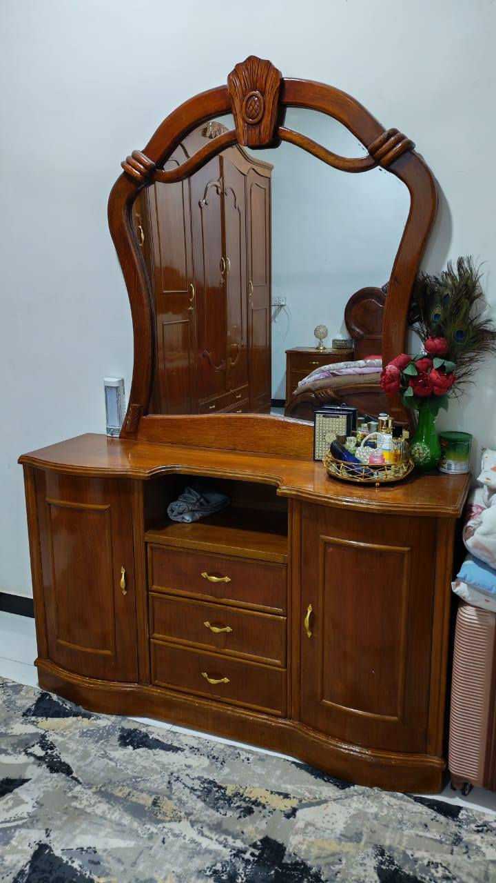 غرفة نجارة تزكام درجة اولى قيمتها ٣ونص كلفت بس ابيعها واحد ونص بيها مجال للجاد 
***********
بصرة خصيب حمدان
