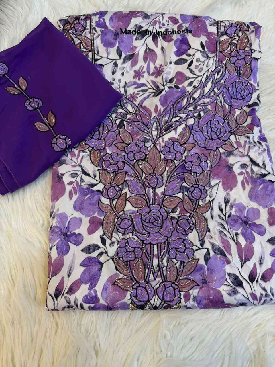 قماش مخور اندنوسي الاصلي 
القطعه ٤ امتار + شال 
تطريز + ستراس 
يوجد توصيل داخل جلولاء 
عنوان المحل قيصرية الاقمشه محل حمودي


**إذا كنت صاحب هذا الإعلان وتريد حذفه لأي سبب، رجاءا أرسل رسالة إلى الدعم الفني**