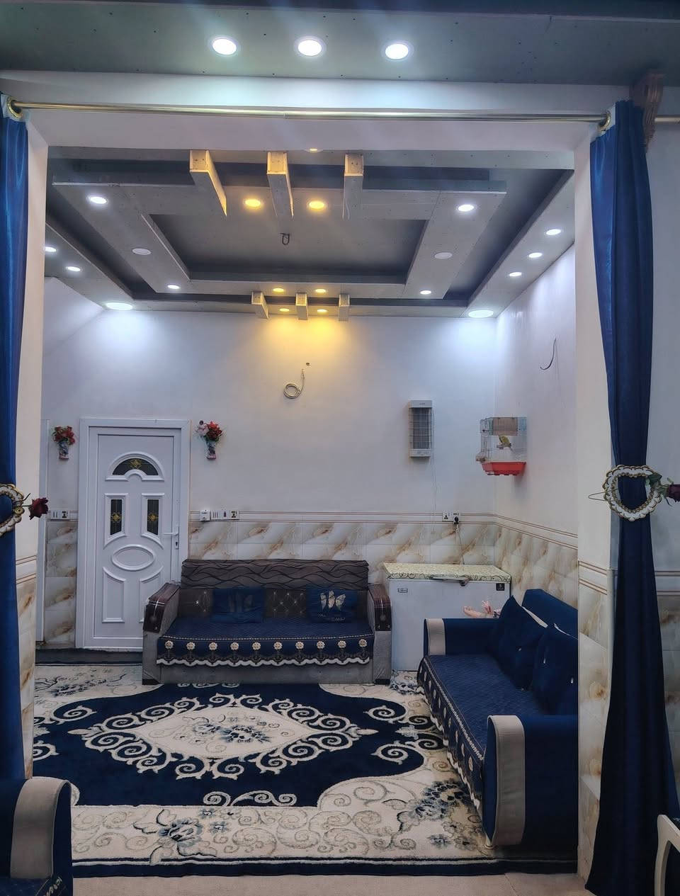 السلام عليكم عدي بيت للبيع ٨٠ متر بناء طابوق  طابق واحد سند ٢٥ خلف مدينه العاب ضوء القمر  مباشر وقريب من حولي ابو مهدي المهندس طريق الزوار مع كافه الخدمات  يصلح سكن او حسينيه  للااستفسار ***********
