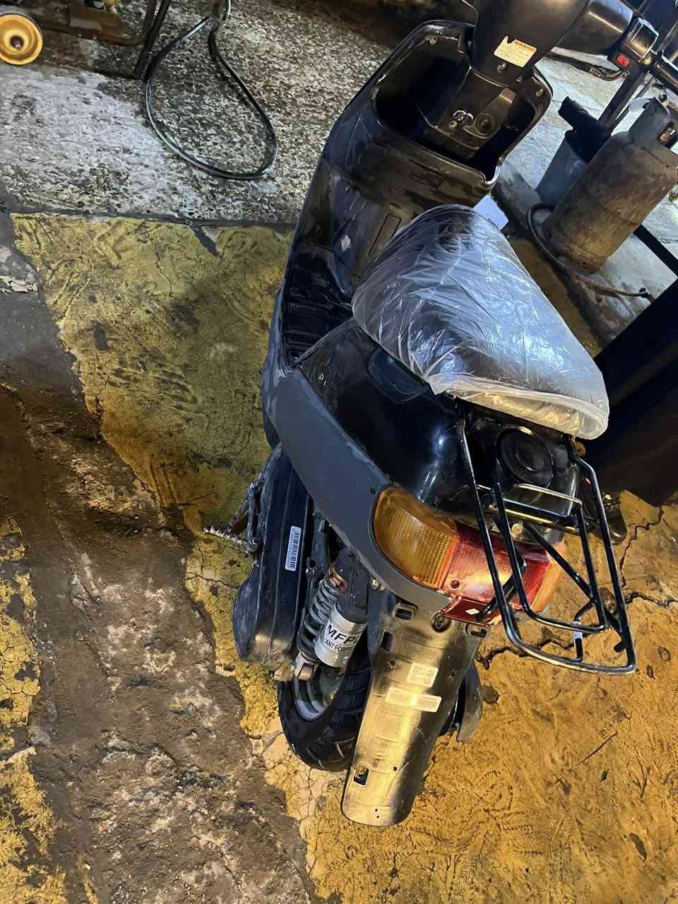 دراجة بطه نظيفه فول نظافه كهربائيات شغاله ومكينه بلاديه مامفتوحة تجي بنفسك تفحصهه وتشوفهه سعرها 325 وبيهه مجال بسيط مكاني بغداد الامين الثانيه رقمي *********** متوفر واتساب
