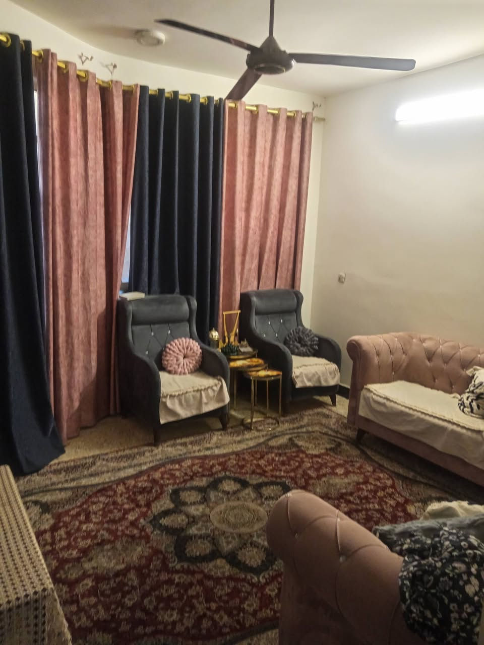 السلام عليكم.. بيت للبيع كميره شارع التكيه.. المساحه ١٠٠م
اربع غرف نوم  ٢ حمام.. ٢ تواليت ومطبخ
السعر ١٤٠ قفل
*********** أوس
