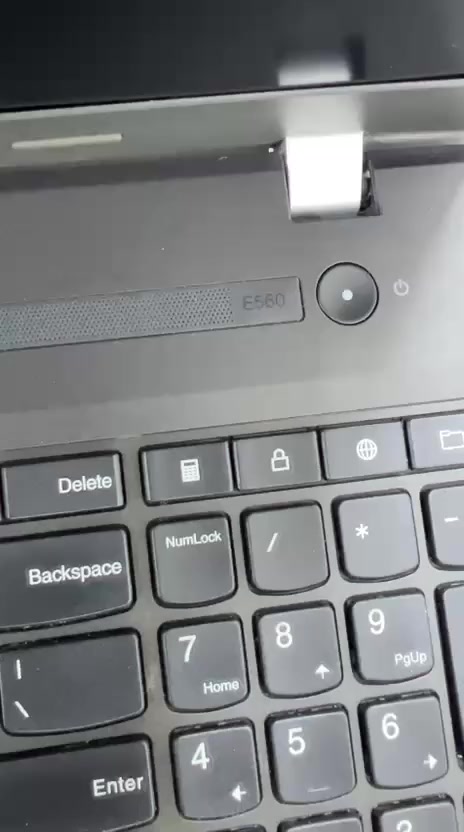 لابتوب Lenovo ThinkPad E560
#نظافة شرط مائة بالمائة 
#بطارية لاتقل عن ساعتين 

جهاز عملي قوي مناسب للدراسة والعمل المكتبي وتشغيل البرامج اليومية بسلاسة مثل الأوفيس والتصفح والبرامج الجامعية.
اختيار ممتاز لمن يريد جهاز اعتمادي من سلسلة ThinkPad المعروفة بالتحمل والجودة.
💻 المواصفات:
• المعالج: Core i7 الجيل السادس فئة U
• الرام: 8GB
• الهارد: 256GB SSD سريع للإقلاع وتشغيل البرامج
• الشاشة: 15.6 إنج بدقة FHD صورة واضحة ومريحة للعين
• الكيبورد:  عربي / إنكليزي اصلي
• كرت الشاشة الداخلي: 4GB Intel
• كرت الشاشة الخارجي: 2GB AMD Radeon R7 M370
🎁 الهدايا المجانية:
• ماوس
• ماوس باد
• حقيبة لابتوب
• الشاحن الأصلي
🛡 الضمان والخدمات:
• فحص كامل قبل الإرسال
• فحص كامل قبل الدفع والاستلام
• ضمان اسبوعين استبدال عند وجود خلل 
• الجهاز جاهز للاستخدام المباشر
📍 الموقع: موصل /موصل الجديدة 
بين مجسر الجديدة ودورة عبواليسي
🚚 التوصيل متوفر إلى جميع المحافظات
📞 للتواصل واتساب:***********
💰 السعر: 295 الف  دينار عراقي
مع التوصيل وحقيبة وماوس
