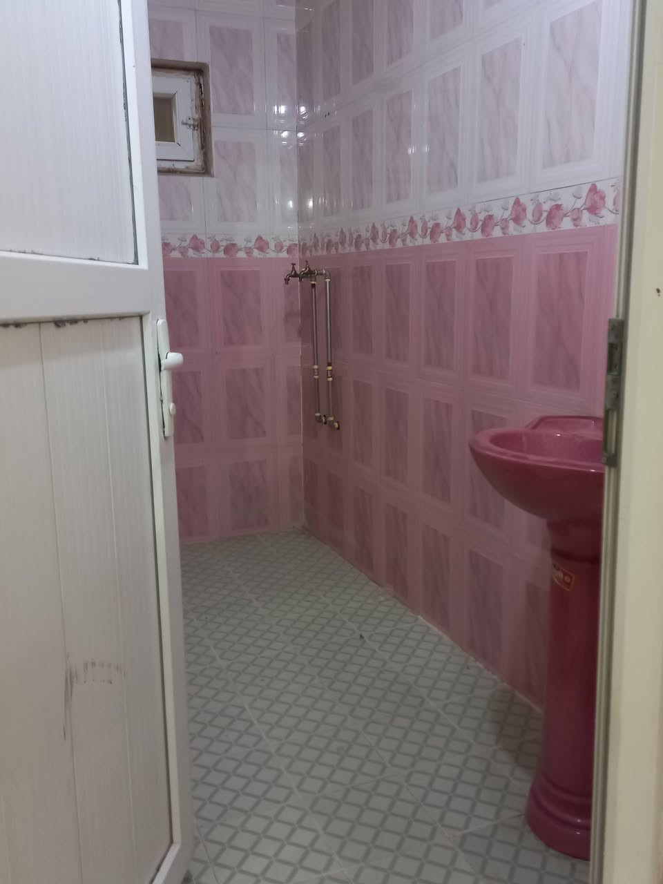 للأيجار بيت في حي القضاة مساحته ١٢٥ متر يحتوي على ٣ غرف نوم وموزع واستقبال ومطبخ وصحيات ٣ وكراج السعر ٤٠٠ ألف للإستفسار***********
