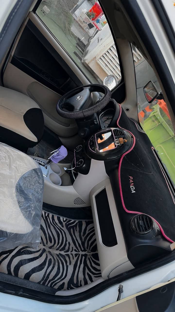 السلام عليكم
جيلي باندا 2012 

جاهزه من كلشي 

بيها طخه بالصندوك مرجعه ع البارد بدون صبغ 

الباقي مكفول لا صبغ ولا بارد 

كهربائيات كلها شغاله 

ماشيه 88 الف 

سياره جاهزه مال بيت 

سنويه بأسمي تحويل مباشر 

عارضها ب 53 وبيها مجال 

***********

مكاني بغداد بلديات 

او مرات متواجد بزيونه
