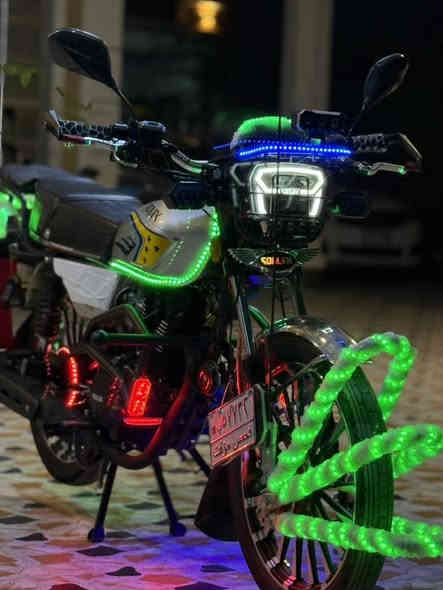 السلام عليكم دراجه للبيع موديل 25 محرك 200 دراجه كدامك نضافه وترتيب اي نقص مابيها دراجه مامسجله بيها اوراق ثنين وصل شراء او ورقه مواصفات الدراجه  قفلت عندي 130 السعر مليون و150 وبيها مجال هذا رقمي *********** متواجد 24 ساعه
