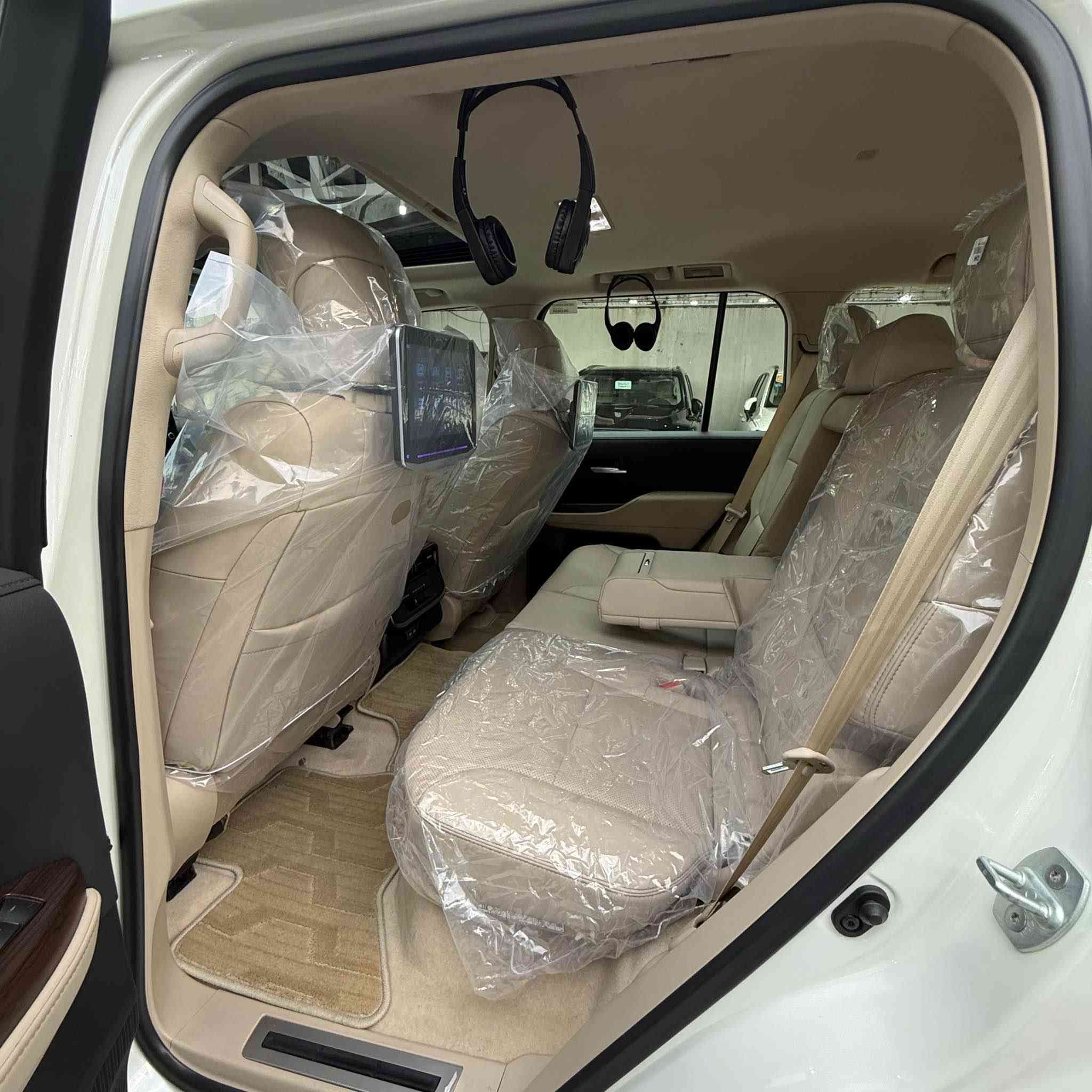 سلام عليكم لاندكروز موديل 2024  GXR ساز ضمان
ماشيه 35 الف رقم بغداد مكفوله من الصبغ والتبديل بيه رصعتين بارد فقط
موصفات 3 شاشات كراسي كهرباء بنريد كراسي جلد اصلي وباقي الموصفات معروفه 
للاستفسار *********** بغداد, العراق
