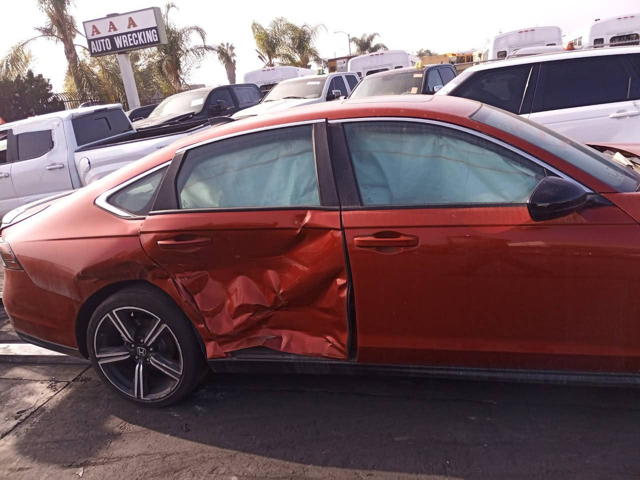 هوندا اكورد 
السعر ٢٢٥
***********
الحادث موضح في الصور
موديل 2023
