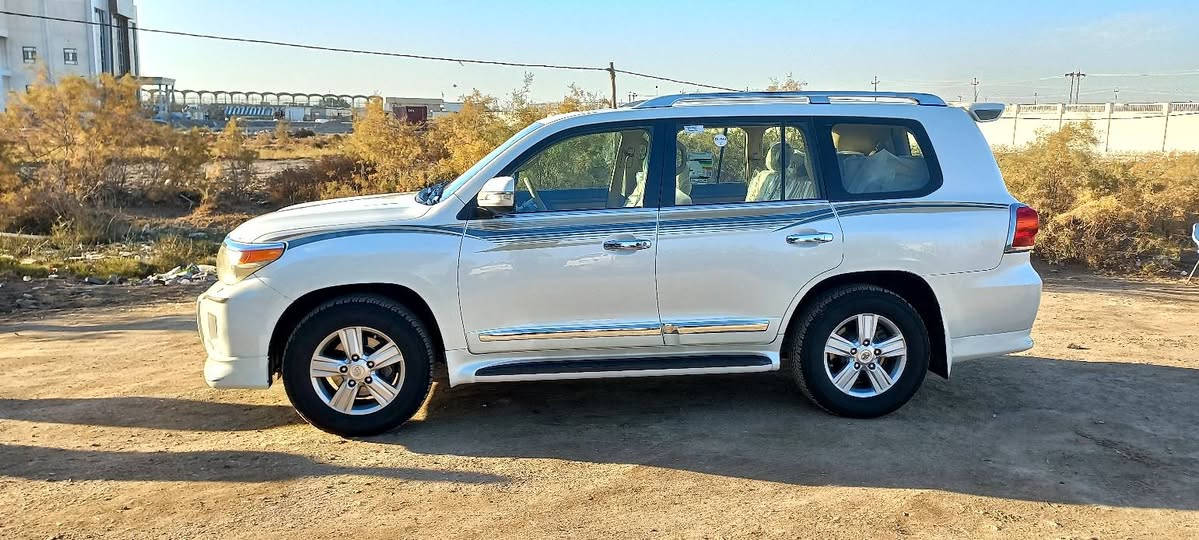 السلام عليكم لاندكروز ١٤ بريم فول مواصفات ١ على ١ رقم بغداد الجديد بأسمي العنوان ذي قار كرمه بني سعيد السياره حلوه مال جناي احلى من الصور ماشيه ١٣٥ حقيقي حداديه تبريد تخم تاير كهربائيات مكينة شرط كله جديد ما مفتوح بيها ولا برغي السعر ٣٩٠ و بيها مجال حق الجيه ***********
