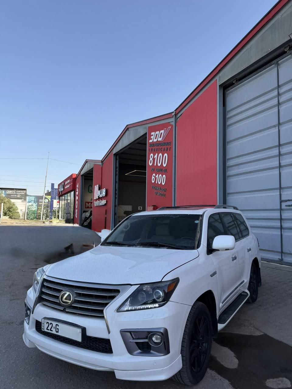 🔥 لكزز LX570 S — ملك الطرق 🔥

المواصفات الكاملة:
🚗السياره موديل 9محدث 2015   
🚗 محرك 8 سلندر (V8) سعة 5.7 لتر
⚡ قوة تقريباً 362 حصان
🔄 قير أوتوماتيك 8 سرعات
🛞 دفع رباعي دائم (4WD)
⛽ خزان وقود كبير مناسب للسفر
✨ الفئة S (Sport):
🔴جكات
• كِت رياضي خارجي (شبك + صدامات مميزة)
💺 الداخلية:
• جلد فاخر (تبريد + تسخين للمقاعد)
• تحكم كهربائي بالمقاعد + ذاكرة
• فتحة سقف
• ثلاجة (Cool Box)
📺 التكنولوجيا:
• شاشة وسطية كبيرة 
• نظام صوتي فاخر
• كاميرات 360 درجة
• حساسات أمامية وخلفية
• تشغيل بصمة + دخول ذكي

🛡️ الأمان:
• نظام مانع الانزلاق
• نظام المحافظة على المسار
• مثبت سرعة ذكي
• وسائد هوائية متعددة
***********
السيارة نظيفة جداً وجاهزة للفحص بس جاملغ صبغ وبارد
مسويلها ادامه كامله بالشركه من حداديه وتخم تاير
💰 السعر 272 ورقه 
لا تضيع الفرصة… هيبة + قوة + فخامة بسيارة وحدة!
