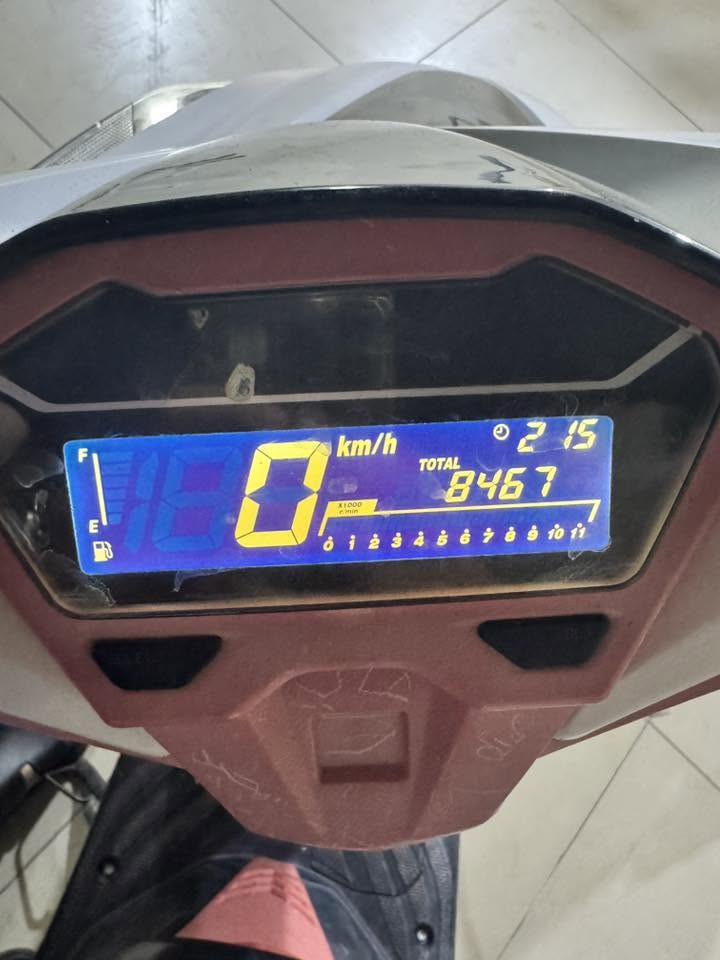 للبيع دراجة هوندا كليك 125i (Honda Click) نظيفة جداً كما موضح في الصور.
الممشى: 8467 كم فقط.
: الدراجة بحالة الوكالة، محركها ممتاز، واقتصادية جداً في استهلاك الوقود.
 اللون: أبيض مع لمسات حمراء (مميز)
السعر : 950 الف وبيها مجال بدون اوراق فقط مكاتبه 
عنوان السماوه مركز المدينه 
الرقم :***********

