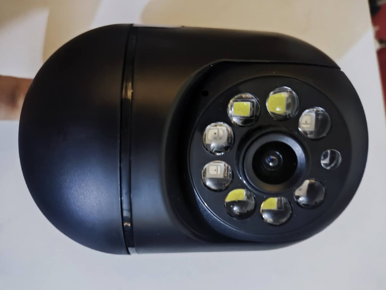 كاميرا مراقبة منزلية لاسلكية (واي فاي)، وتتميز بالمواصفات التالية:
اتصال لاسلكي (Wi-Fi): تتيح مراقبة المنزل عن بُعد عبر تطبيق الهاتف الذكي. 
رؤية ليلية: توفر تصويرًا واضحًا حتى في ظروف الإضاءة المنخفضة. 
صوت ثنائي الاتجاه: تدعم خاصية التحدث والاستماع من خلال الكاميرا. 
كشف الحركة: ترسل تنبيهات فورية إلى هاتفك عند رصد أي حركة.
السعر ٢٥


**إذا كنت صاحب هذا الإعلان وتريد حذفه لأي سبب، رجاءا أرسل رسالة إلى الدعم الفني**