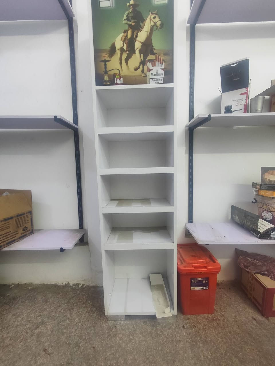 السلام عليكم ورحمه الله وبركاته
غراض ديكور مستعمل خمس اشهر ونظيفات للبيع 
اثنين عارضة اربع طوابق 
عارضة مال جكاير 
١٢ رف 
٤٨ ذراع 
١٢ سچة 
للاستفسار الاتصال على الرقم ***********
