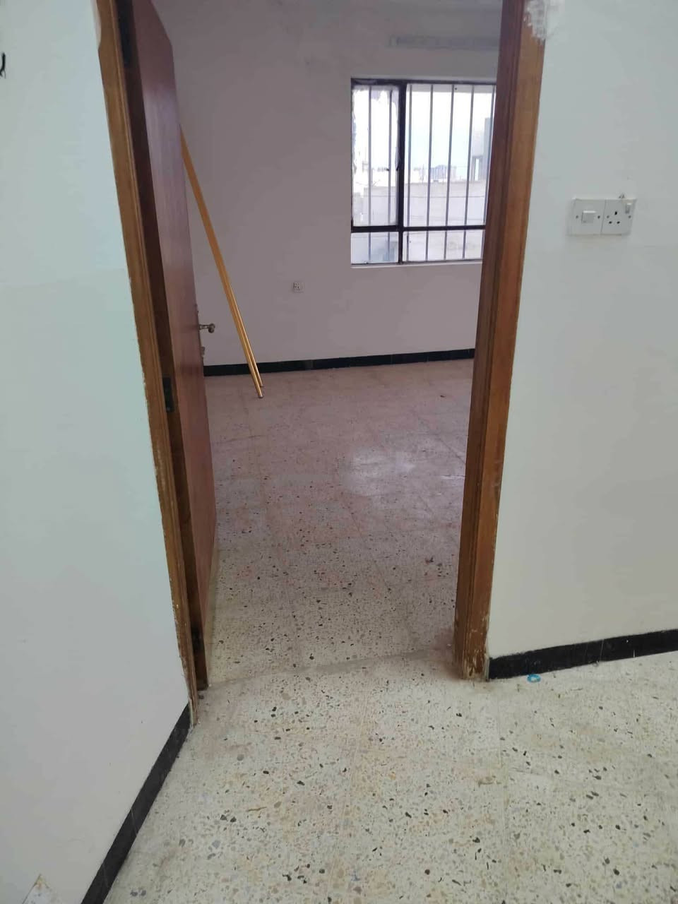 #شقه_للإيجار_في_حي_الملايين_الاولى
“مع #مكتب_علي_المجو_الحمداني… عقارات للإيجار للبيع تجمع بين الموقع المميز والسعر المناسب، بالخبرة والأمان التي تستحق ثقتك. 

🪧نوع العقار : شقه سكنية 

📍العنوان : حي الملايين الاولى

📐 المساحة : 120م

📋التفاصيل: غرفتين مطبخ خدمات ممر سطحين 

#بدل_الإيجار_190الف قفل 
✍️ملاحظه:  مطلوب عائله صغيره 

في خدمتكم دائماً، نستقبل عروضكم وطلباتكم بكل اهتمام ونقدم أحدث العروض للبيع والإيجار.
جاهزون دائماً لتلبية طلباتكم وتقديم أجدد الفرص للبيع والإيجار.


**إذا كنت صاحب هذا الإعلان وتريد حذفه لأي سبب، رجاءا أرسل رسالة إلى الدعم الفني**