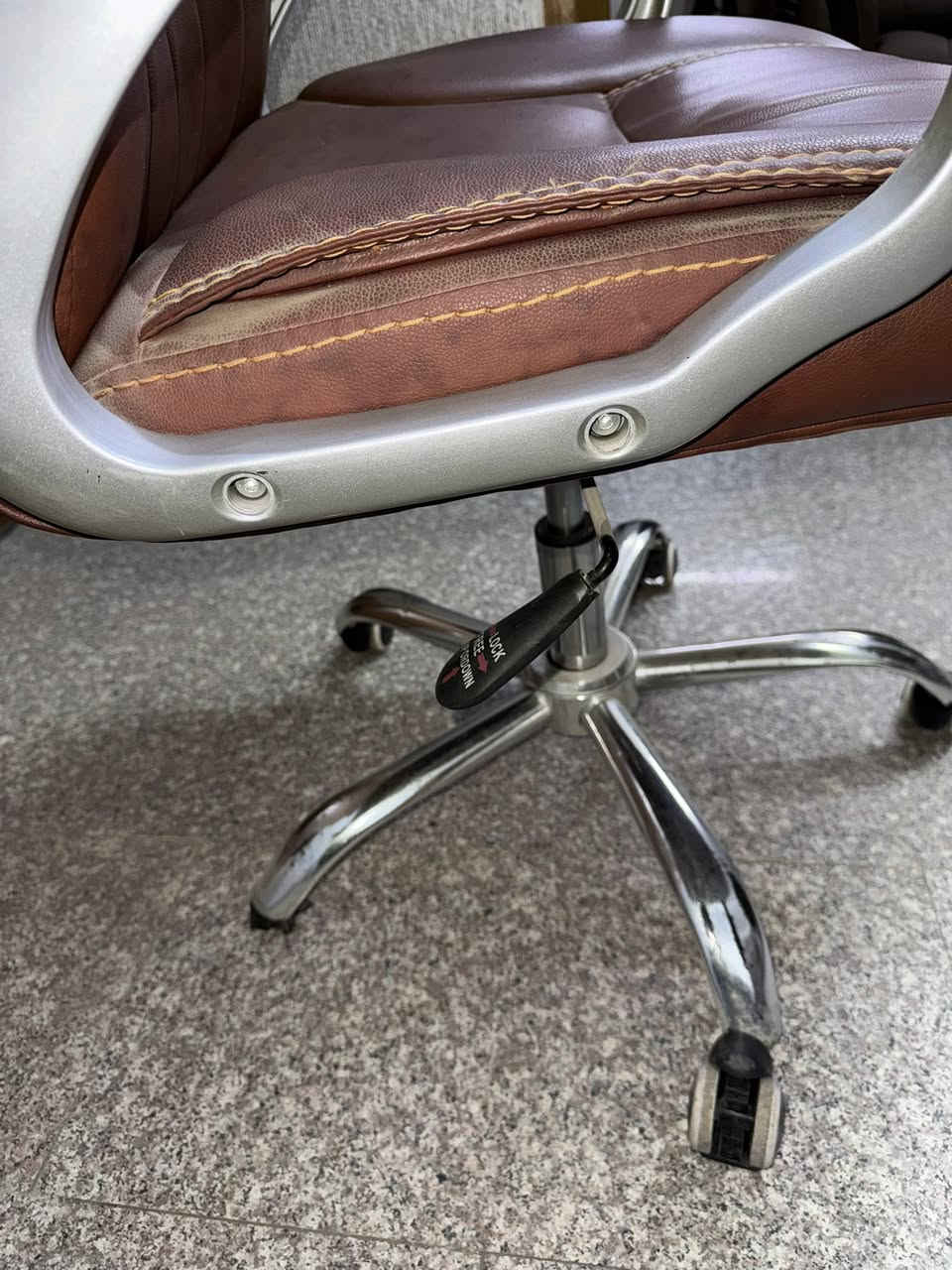 السلام عليكم ميز مكتبي بي نقص تايرين مكاني بغداد الغزالية السعر 25000 وبي مجال بسيط حك الجية 
تواصل 
***********
واتساب او اتصال مباشر ومتوفر عالماسنجر
