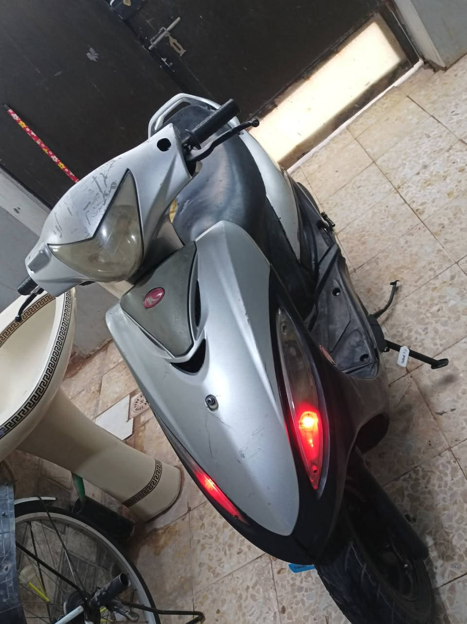 سلام عليكم دراجه كامكو جي فور للبيع دراجه نكره سلف  مكينه مامفتوحه بلاد لايت شغال عالي ناصي  سكن شغال بك لايت وره شغال بي رماش اشاير يمنه يسره وره وكدام شغالات بريك وره وكدام شغالات تايرات نضاف جدد دراجه بعدها جديد تخبل شلعه ومعدل كهربائيات شغاله كلها سعر 375وبيها مجال قليل مكاني نجف شارع جامعه الكفيل مقابيل شارع 60لاول ستفسار اكثر ***********
