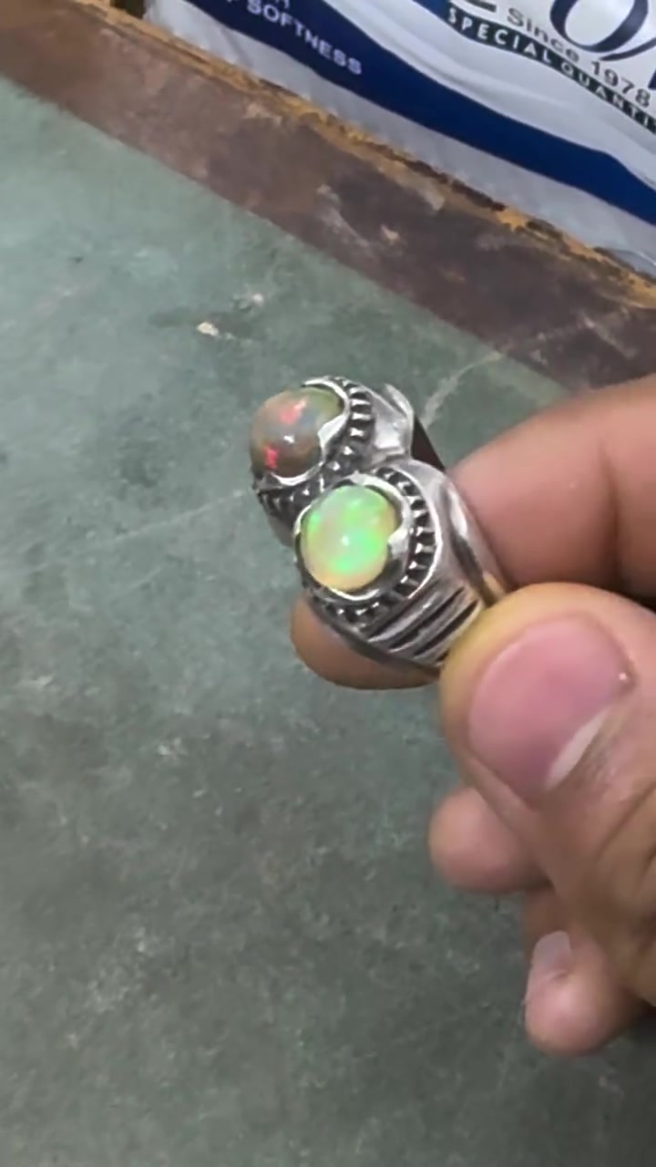 خاتم فضة معة حجر الاوبال
الوزن ٢٣غرام
الاستفسار ***********
