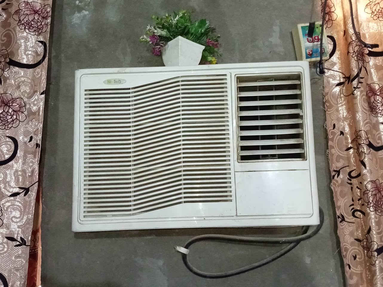 مكيف جديد اخذته العام سعره 200 قفل مستعجل ع بيعته ***********

