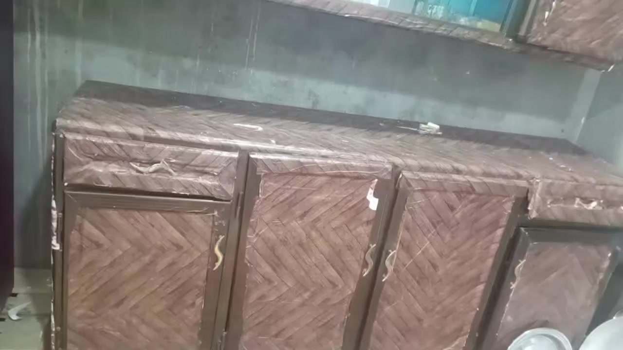 كاونتر الامنيوم قطعتين مستعمل نضيف لون اسود بس مغلف جلاد لون جوزي مثل ماموضح بصوره.. سعر 60وبي مجال بسيط مكان سماوه.. تصال عله رقم او مراسله واتساب  ***********
