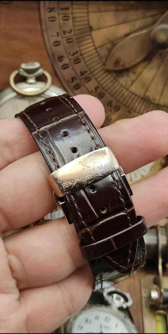 بسم الله الرحمن الرحيم ... 🌿
🇨🇭 BERNHARD H.MAYER 🇨🇭
ساعة ( اجماير ) #جي_ام_تي
 لمتد اصدار محدود
المنشأ #سويسري #اصلي
قطعة مستخدمة شغالة مضبوط
اوتوماتيك 25 حجر
سير مستبدل البك اصلي
يوجد خدوش على البك
قطر 40mm
🚛 يوجد توصيل الى جميع محافظات العراق 🚛


**إذا كنت صاحب هذا الإعلان وتريد حذفه لأي سبب، رجاءا أرسل رسالة إلى الدعم الفني**