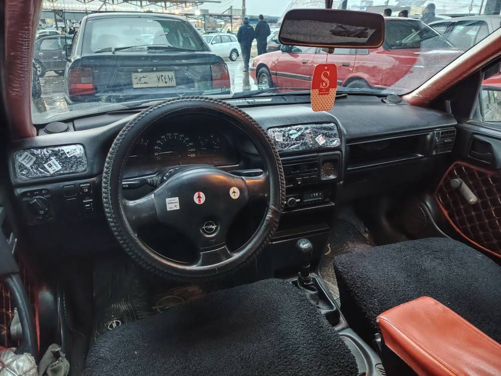 اوبل مكينه 16 
موديل 1992
***********
***********
 ارمي بلاستيك 
كيچي به نزين 
حماوه 
ته نانه ت گلوبي سه قفيشي ايش اكات 
جه ره سي لايته كانيش 
سه ياره كه به شه رتي گيرو مه كينه 
به شه رتي چركه ي تيا نه بيت 
مالي دوسته 
اوبل به تامي كرولا 
چوارتايه و ويلي تازه السليمانية, العراق
