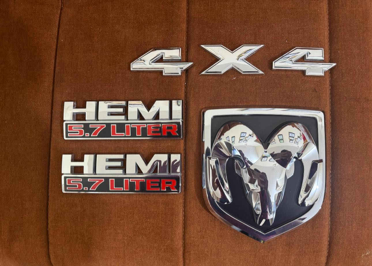 السلام عليكم للبيع 
١- زوج بگ لايت رام كلاسك اصلي بلادي مال تفصيخ نظيف مابي ولاشخط سعره ١٥٠ الف
٢- علامات رام بالصوره كلهم ٥٠ الف
للاستفسار عالخاص او ع الرقم   

 0786 900 0780
