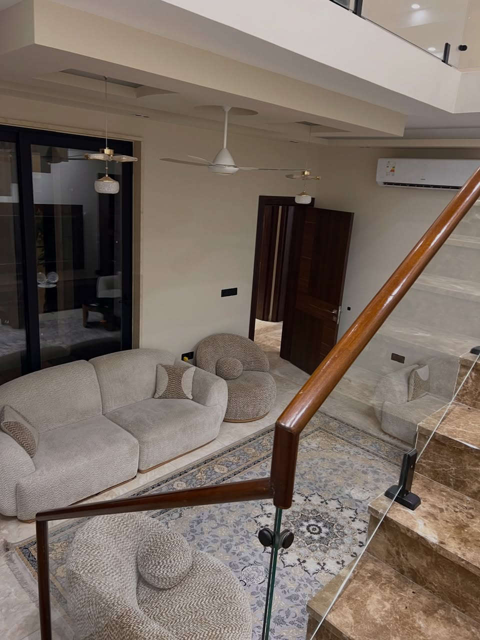 🔱بيت للإيجار موثث – الجادرية 🐋

قريب من فندق كورال بغداد في منطقة راقية من الجادرية 📍

📏 المساحة: 250 م²
📌 الواجهة: 10 م

⭕️ يحتوي على:
⭕️ 5 غرف نوم
⭕️ 4 غرف ماستر
⭕️ مجمع حمامات عدد 6
⭕️ صالة
⭕️ غرفة طعام
⭕️ هول
⭕️ مطبخ

🔹 الإيجار سنوي فقط

⭕️ السعر: اكتب يجك خاص

📞 للاستفسار
***********
***********
📲 يوجد واتساب

🟩 نستقبل جميع العروض والطلبات العقارية
🟩 تصوير احترافي وترويج

#بغداد
#المنصور
#الكرادة
#زيونة
#الجادرية
عقارات_الأكرم
