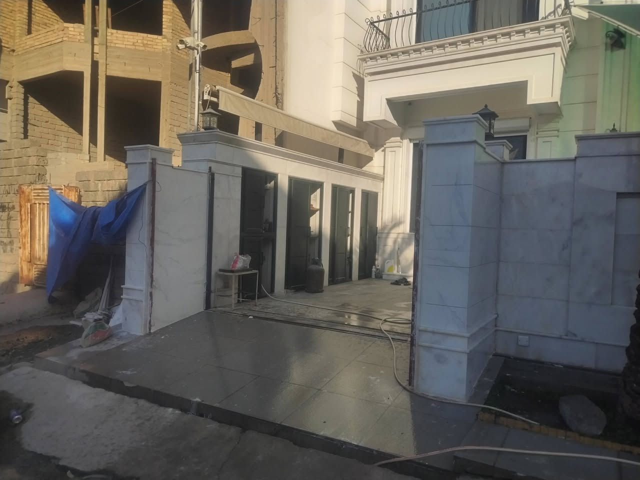 السلام عليكم متوفر كادر سيراميك ارضي وجدار وعمل وكوبنات مرمر وحلان وهاذا رقمي ***********
