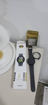 samsung watch 5 للبيع مستعملة قليل استخدامي الشخصي وياها درع عدد 2 واح...