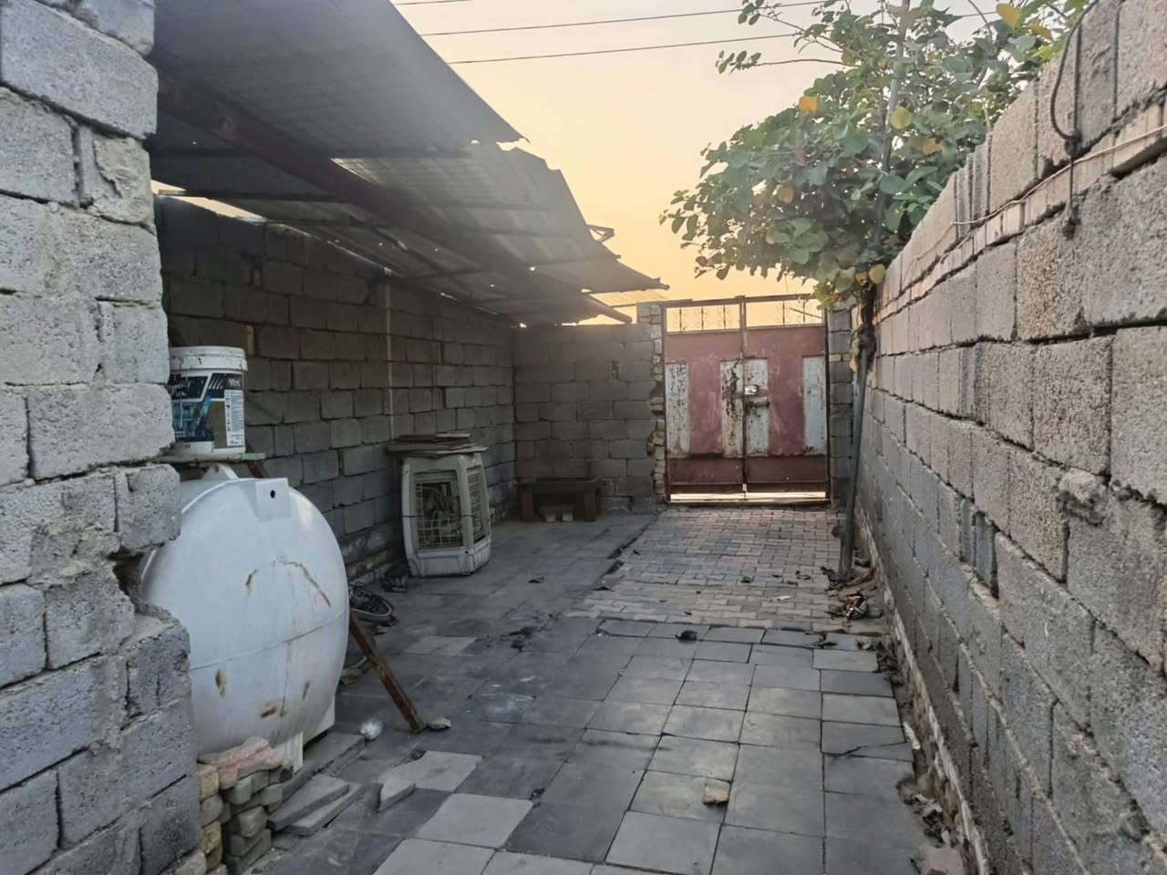 بيت للبيع خلفي عرض دربونه 2 متر زراعي بل لإسكان الصناعي قرب مدرسة الحريه طريق حولي يحتوي ع صاله + غرفتين + مطبخ + استقبال + كراج 4 × 6 +حديقه+ بكافت خدمات ماي مجاري كهرباء وقريب ع مدرسه شارع تبليط  مساحه كليه 170 بنيان 140 بناء بلوك كهربائي بناء حديث سعر 60 وبي مجال وتفاصيل أكثر متواجد واتساب 

 ***********
