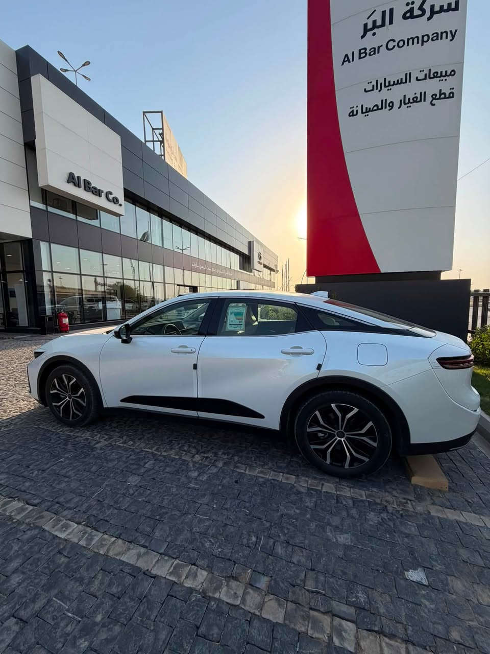 السلام عليكم
تويوتا كراون 2023 وكالة عبد اللطيف جميل 

فئة Premium  1/1 

محرك 2500 هايبرد 

ماشيه 47 الف كيلو متر حقيقي شرط الفحص كفاله عامه سياره لا شخوط ولا صبغ ولا بارد بيهة. فقط رصعتين ب جاملغ بسيطات 

المواصفات:
لايت 4 عدسات قلاب
فتحة سقف
تبريد شاشة 
ستيراً كهرباء 
نفكيشن
مراية اوتو دم
حساس مطر
سياقة ذاتية 
توقف ذاتي 
ترحيب عند الاقتراب
شاحن واير ليش 
دخول ذكي اربع ابواب 
بردة خلفية كهرباء
كامرات اربعة 360 درجة 
حساس 360 درجة
رادارات 360 درجة 

ذاكرة مقاعد
دشبول دجتال 
 شاشة كار بلي 

كشنات جلد + كهرباء + تبريد 

الانارة الداخلية والخارجية led بالكامل

سستم صوت JBL مع 11 سماعة + دمام خلفي 

سبيكرات عدد 5 
سايد بريك بصمة
اوتو هولد
جام بالكامل اوتو
زراك كامرة خلفية

داخل لونين ابيض جلد  

جام  عازل حراري 

وبعد بيها هواي مواصفات هيه اعلى فئة بل كراون
السيارة جديدة جداً وغراضها مال شركة بعدهن ب جيس
 
‭***********‬
مكاني  بغداد كرادة 📍

السعر 298  وبي مجال سياره جداً نظيفه بيع او مراوس ب سيارة ارخص
