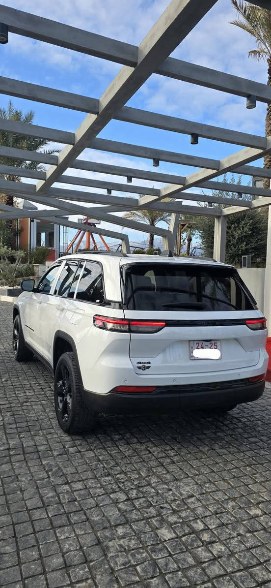 جيب كراند شيروكي 2023 بلاك توب BLACK TOP 
6 سلندر  4×4 دفع رباعي 
ماشية 12 فقط
بيها مكانين كرت فقط..

فتحة سقف ( سلايت )
رادار امامي( تثبيت مسار مع مانع تصادم )
رادار جانبي( نقطة عمياء )
حساسات خلفية مع مانع تصادم 
كشنات كنتارا وجلد 
شاشة أبل كار بلي واندرويد اوتو 
كشنات وستيرن تدفئة 
شاحنة موبايل وايرليس 
تشغيل عن بعد 
شفتات 
هاند بريك كهربائي 
وضعيات قيادة 
اوتو ستارت ستوب ( انطفاء ذاتي )
صندوق كهربائي 
ويل قياس 20 بلاك 

كاتي بدون رقم تترقم شمالي  ( اربيل دهوك سليمانية )

السعر : 285 وبيها مجال 
المكان : دهوك
***********
***********
اتصال أو واتساب
