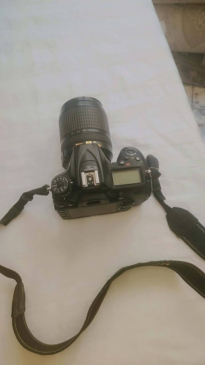 للبيع نيكون 7200 النظافه مثل البلصور
تُعد كاميرا نيكون D7200 (Nikon D7200) واحدة من أشهر وأنجح كاميرات الـ DSLR التي أطلقتها شركة نيكون. تُقدم الكاميرا - أداءً ممتازًا يجمع بين جودة الصور العالية والتحكم الاحترافي.
- نظام التركيز (Autofocus): 51 نقطة تركيز (منها 15 نقط مع حساسية عالية في الإضاءة المنخفضة 
- تصوير الفيديو: بدقة Full HD (1080p) حتى 60 إطارًا في الثانية مع جماليه في الالوان 
- الاتصال: Wi-Fi و NFC مدمجان.
للاستفسار اكثر (***********)
