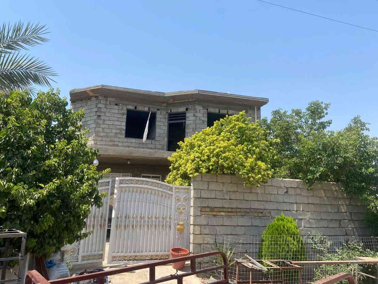 بيت للبيع الموقع ديالى الخالص حي البيادر قرب بنت الحسن المساحه 216 الواجه 10والنزال 21 يحتوي على 6 غرف و صاله وستقبال و مطبخ 
مساحتة الكراج 7×6 وحديقه داخليه 5×6 و ممر جانبي عرضه مترين و السند طابو زراعي سند 25 

للاتصال والاستفسار اتصل على الرقم ***********
