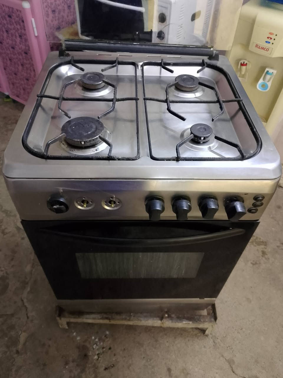 السلام عليكم طباخ للبيع السعر ٥٠ وبي مجال شرط كلو شغال ولعيون زرق والفرن شغال ونضيف بس بي عيب عين وحده بلطباخ اتنفس ينرادلها تصليح للاستفسار ***********
