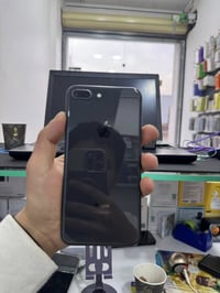 آيفون 8بلص ذاكره 256 بطاريه 72 شركه تك سيم الجهاز نضافه 100\100 مثل ما...