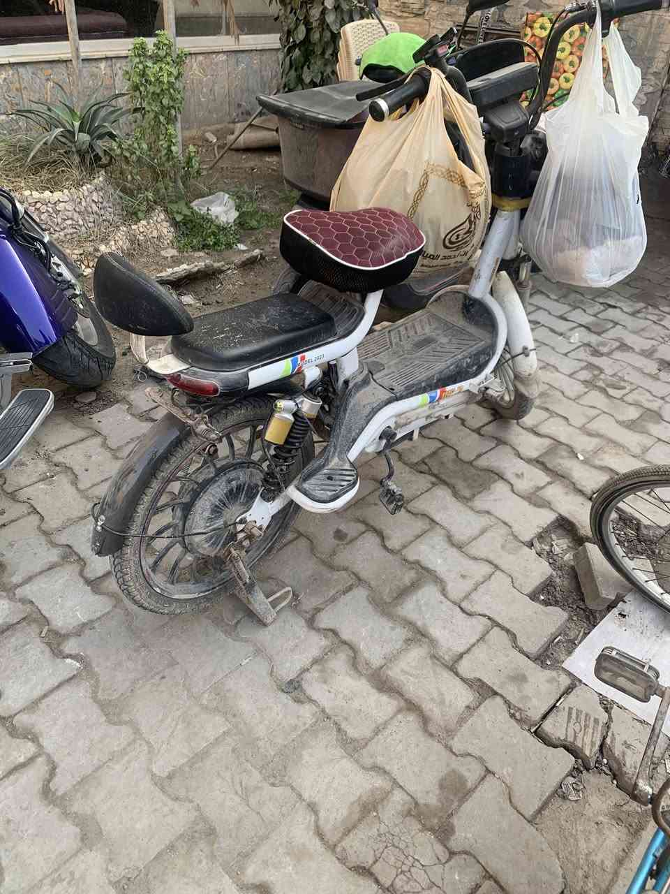 بيسكل شحن البيع مبدل بطاريات واموره زينه نقصه بس بريك ورا يردله تبديل بانز سعره ٢٢٥ مكاني الوائلي رقم ***********
