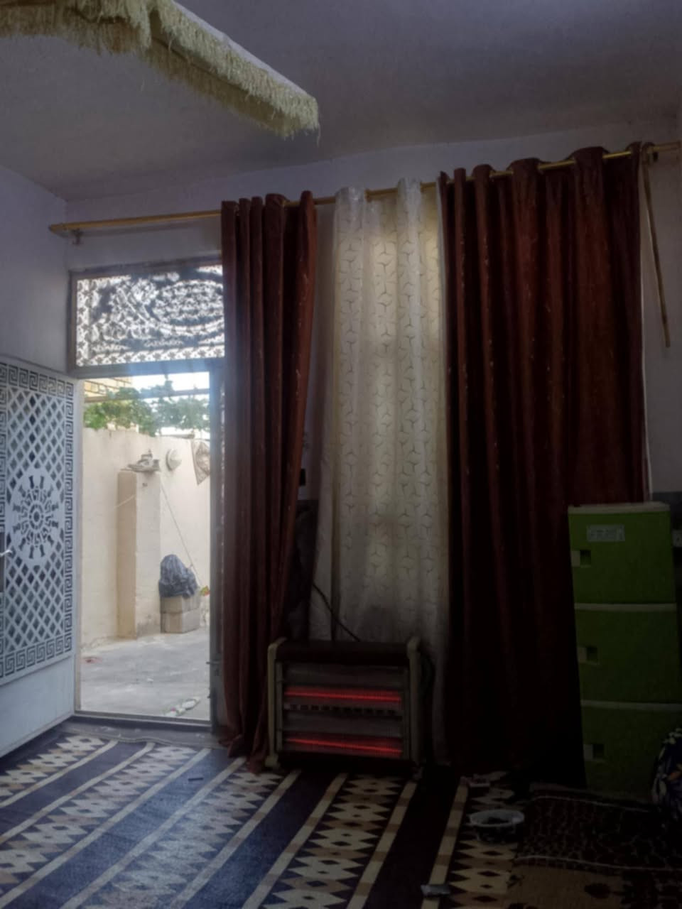 بيت للبيع 100 متر قاط ونص
 مكانه الحسينيه مال راشديه خدمات مصقط يم حسينه الزهراء سعر 50 وبي مجال للشراي تفاصيل خاص او تصال ***********
