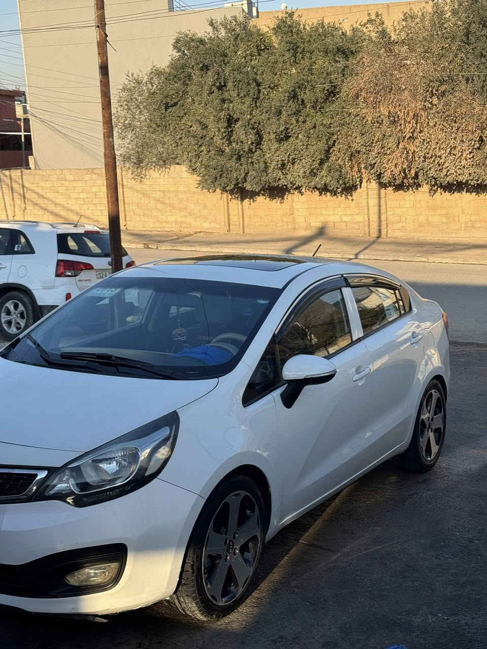 كيا ريو 2012 خليجي محرك 1600 شرط دوش 
السياره كلين بيها فقط دوسه صبغ جهه النفر وبيها بارد مكانتين ثلاثه زغار
كير توماتيك ومحرك شرط
تبريد تدفئه شغال
فتحه سقف
تحكمات ستيرن جهتين فول
ويلكب 17 مع السبير
مرايات شفط واشاره بلمري
السعر 102 وبيها مجال بسيط 
0777472678
***********
